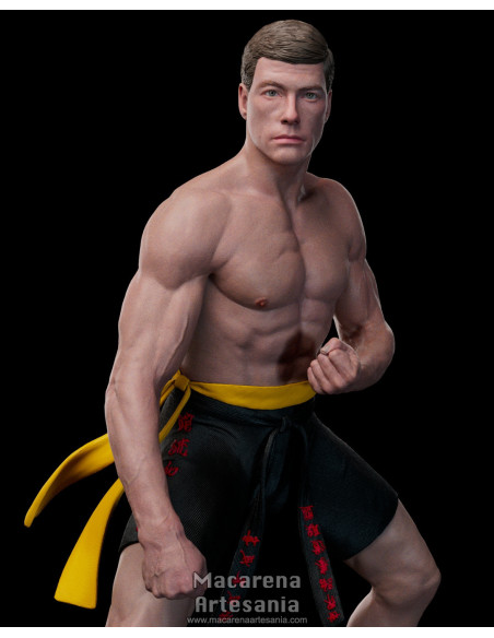 Detalle texturizado del pantalón y cinturón en figura Bloodsport