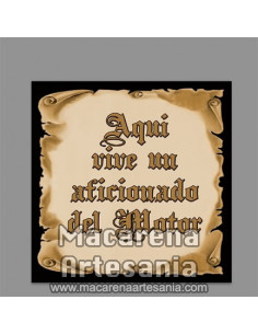 Azulejo con el texto Aqui vive un aficionado del motor, modelo pergamino. Solo disponible en nuestra tienda online.