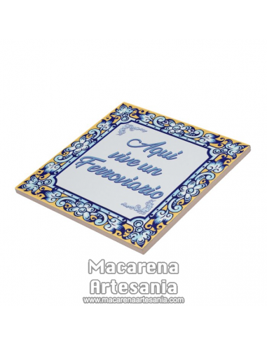 Azulejo cuadrado ideal para regalar a un ferroviario con el texto "Aqui vive un Ferroviario" en venta en nuestra tienda.