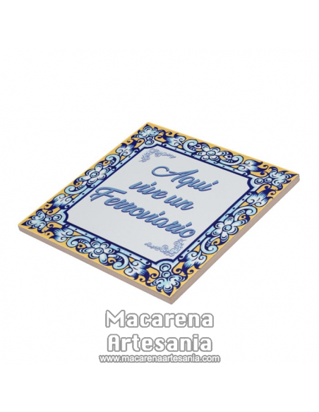Azulejo cuadrado ideal para regalar a un ferroviario con el texto "Aqui vive un Ferroviario" en venta en nuestra tienda.