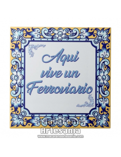 Azulejo cuadrado ideal para regalar a un ferroviario con el texto "Aqui vive un Ferroviario" en venta en nuestra tienda.