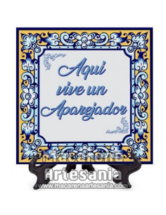Azulejo ideal para regalar a un Aparejador con el texto "Aqui vive un Aparejador" en venta en nuestra tienda.