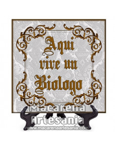 Azulejo cuadrado ideal para regalar a un Biologo con el texto "Aqui vive un Biologo" en venta en nuestra tienda.