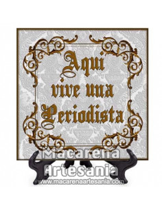 Azulejo cuadrado ideal para regalar a una Periodista con el texto "Aqui vive una Periodista" en venta en nuestra tienda.