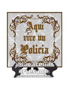 Azulejo cuadrado ideal para regalar a un Policia con el texto "Aqui vive un Policia" en venta en nuestra tienda.