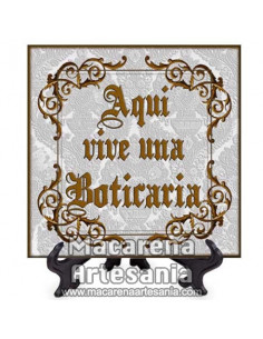 Azulejo cuadrado ideal para regalar a una Boticaria con el texto "Aqui vive una Boticaria" en venta en nuestra tienda.