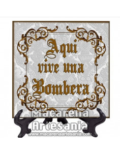 Azulejo cuadrado ideal para el regalo a la Bombera con el texto "Aqui vive una Bombera" en venta en nuestra tienda.
