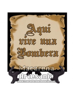 Azulejo para regalar a una Bombera con el texto "Aqui vive una Bombera" en venta en nuestra tienda.