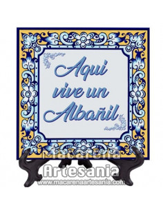 Azulejo cuadrado ideal para el regalo a un Albañil con el texto "Aqui vive un Albañil" en venta en nuestra tienda.