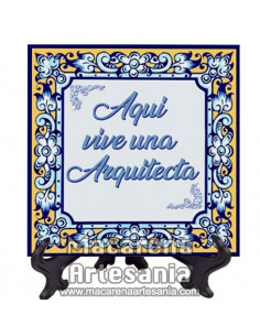 Azulejo cuadrado ideal para regalar a una Arquitecta con el texto "Aqui vive una Arquitecta" en venta en nuestra tienda