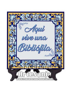 Azulejo cuadrado ideal para regalar a una Bibliófila con el texto "Aqui vive una Bibliófila" en venta en nuestra tienda