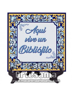 Azulejo cuadrado ideal para regalar a un Bibliófilo con el texto "Aqui vive un Bibliófilo" en venta en nuestra tienda