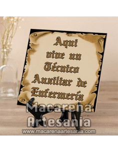 Para regalar a un auxiliar de enfermeria con el texto "Aqui vive una Técnico Auxiliar de Enfermería" en venta en nuestra tienda.