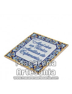 Azulejo ideal para regalar a un Auxiliar de Enfermería con el texto "Aqui vive un Técnico Auxiliar de Enfermería" 2