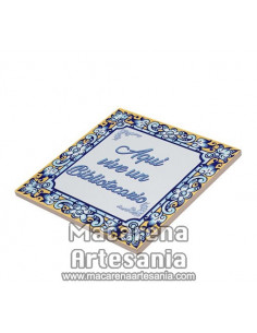 Azulejo cuadrado ideal para regalar a un Bibliotecario con el texto "Aqui vive un Bibliotecario" en venta en nuestra tienda