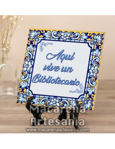 Azulejo cuadrado ideal para regalar a un Bibliotecario con el texto "Aqui vive un Bibliotecario" en venta en nuestra tienda 2