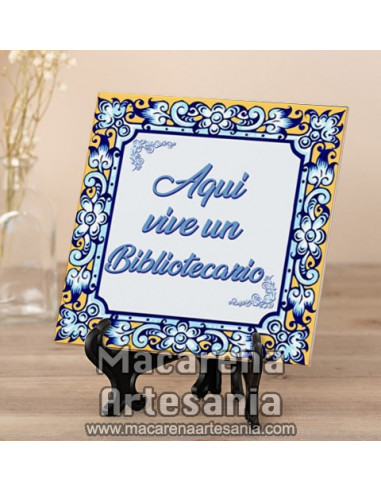 Azulejo cuadrado ideal para regalar a un Bibliotecario con el texto "Aqui vive un Bibliotecario" en venta en nuestra tienda