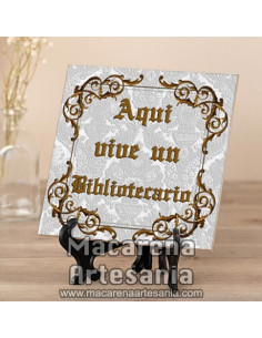 Azulejo cuadrado ideal para regalar a un Bibliotecario con el texto "Aqui vive un Bibliotecario" en venta en nuestra tienda