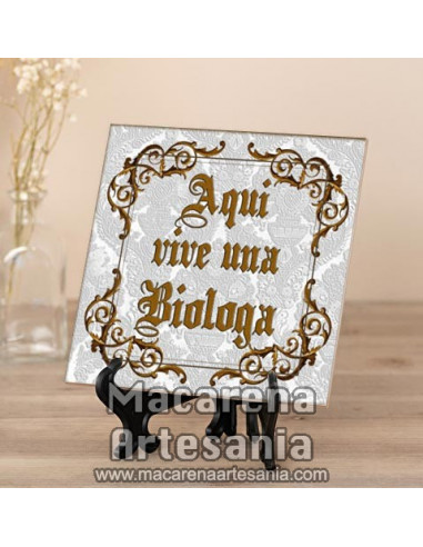 Azulejo cuadrado ideal para regalar a una Biologa con el texto "Aqui vive una Biologa" en venta en nuestra tienda.