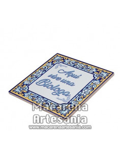 Azulejo cuadrado ideal para regalar a una Biologa con el texto "Aqui vive una Biologa" en venta en nuestra tienda.