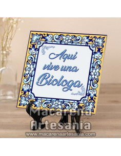 Azulejo cuadrado ideal para regalar a una Biologa con el texto "Aqui vive una Biologa" en venta en nuestra tienda. 2