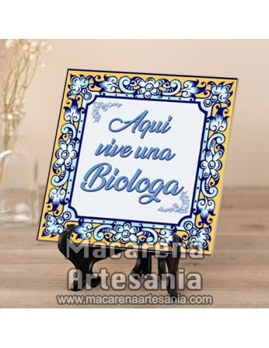 Azulejo cuadrado ideal para regalar a una Biologa con el texto "Aqui vive una Biologa" en venta en nuestra tienda.