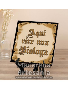 Ideal para regalar a la Biologa, Azulejo con el texto "Aqui vive una Biologa" en venta en nuestra tienda.