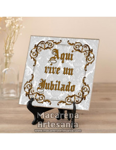 Azulejo para regalar a un Jubilado y el texto "Aquí vive un Jubilado" en venta en nuestra tienda. 2