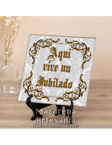Azulejo para regalar a un Jubilado con el texto "Aquí vive un Jubilado" en venta en nuestra tienda.