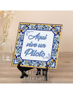 Azulejo para regalar a un Piloto con el texto "Aquí vive un Piloto" en venta en nuestra tienda.