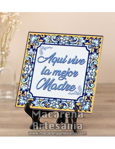 Azulejo cuadrado con el texto Aquí vive la mejor madre. Solo en venta en nuestra tienda online. Somos Fabricantes.