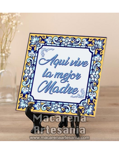 Azulejo cuadrado con el texto Aquí vive la mejor madre. Solo en venta en nuestra tienda online. Somos Fabricantes.