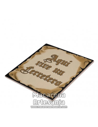 Azulejo para regalar a un Ferretero y el texto "Aquí vive un Ferretero" en venta en nuestra tienda.