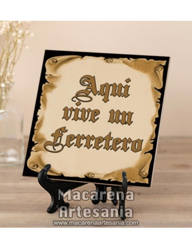 Azulejo para regalar al Ferretero y el texto "Aquí vive un Ferretero" en venta en nuestra tienda.