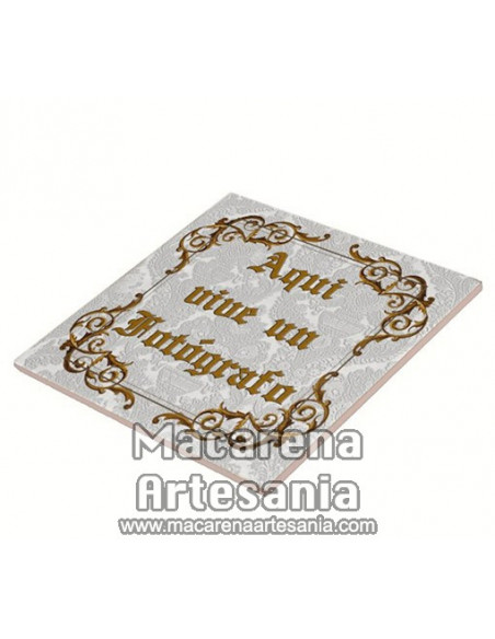 Azulejo para regalar al Ferretero con el texto "Aquí vive un Fotógrafo" en venta en nuestra tienda.