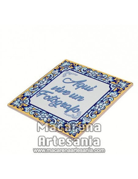 Azulejo para regalar a un Ferretero con el texto "Aquí vive un Fotógrafo" en venta en nuestra tienda.
