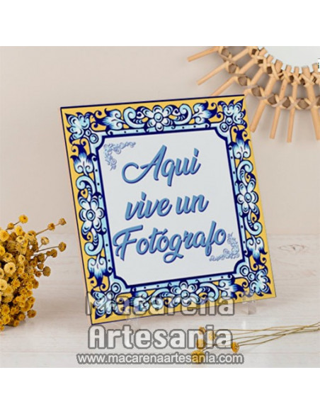 Azulejo para regalar a un Ferretero con el texto "Aquí vive un Fotógrafo" en venta en nuestra tienda.