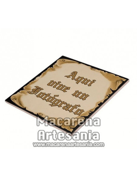 Azulejo para regalar a un Ferretero y el texto "Aquí vive un Fotógrafo" en venta en nuestra tienda.