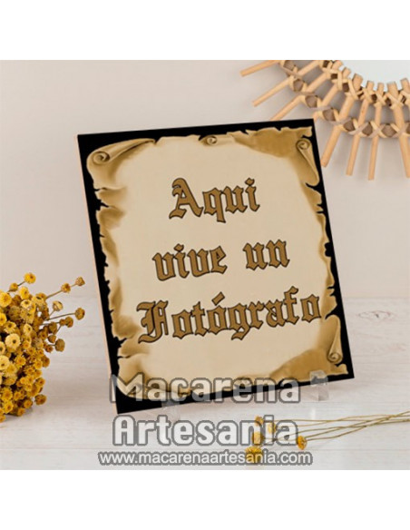 Azulejo para regalar a un Ferretero y el texto "Aquí vive un Fotógrafo" en venta en nuestra tienda.