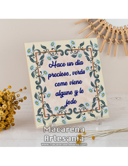 Azulejo cuadrado Hace un día precioso, verás como viene alguno y lo jode - Frases Positivas-